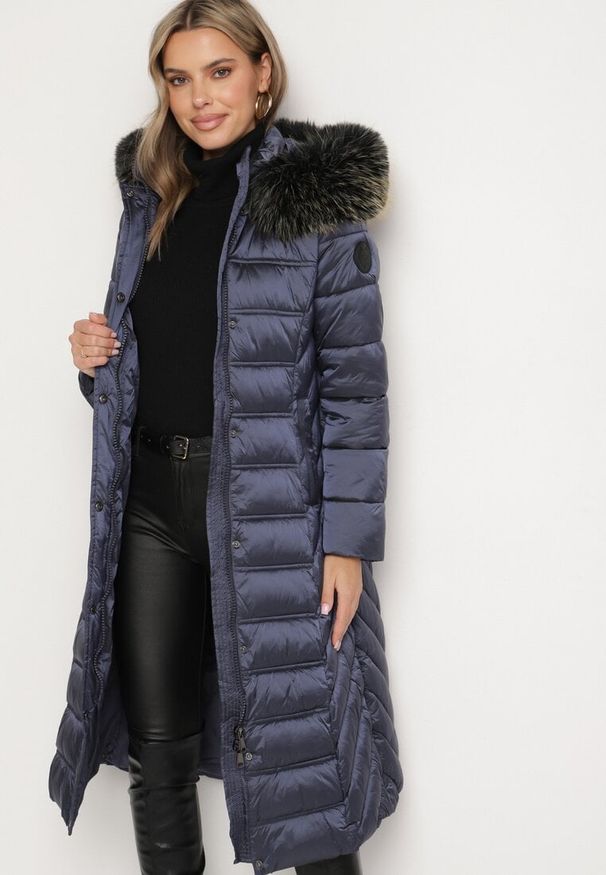 Born2be - Granatowa Pikowana Kurtka Zimowa o Długim Kroju z Odpinanym Kapturem z Futrem Mintoria. Okazja: na co dzień. Kolor: niebieski. Materiał: futro. Długość: długie. Sezon: zima. Styl: casual, elegancki