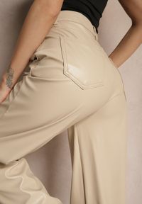 Renee - Beżowe Szerokie Spodnie High Waist z Imitacji Skóry Enawinn. Okazja: na imprezę, na co dzień. Stan: podwyższony. Kolor: beżowy. Materiał: skóra. Sezon: zima. Styl: elegancki, casual #4
