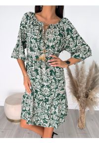 ModnaKiecka.pl - Zielona Wzorzysta Sukienka Oversize 8469-272-B. Okazja: do pracy, na spacer, na co dzień. Kolor: wielokolorowy. Materiał: wiskoza. Sezon: lato, wiosna. Typ sukienki: oversize. Styl: boho, casual #1