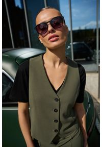 MOODO - Kamizelka oliwkowa. Kolor: oliwkowy. Materiał: poliester, elastan #1