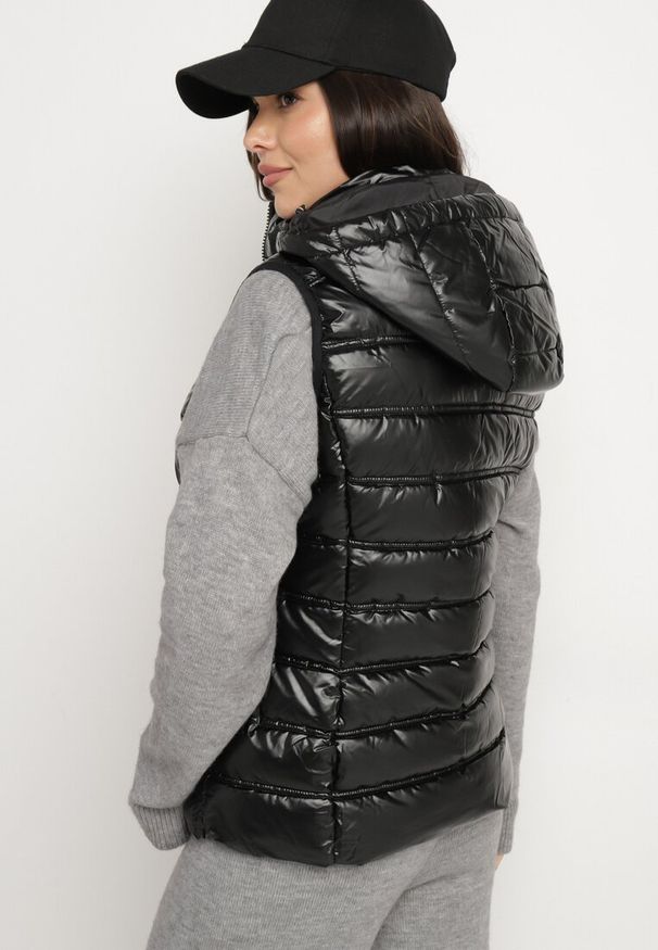 Born2be - Czarna Kamizelka z Odpinanym Kapturem i Pikowaniem Zinnethira. Okazja: na co dzień. Kolor: czarny. Materiał: jeans. Styl: elegancki, casual