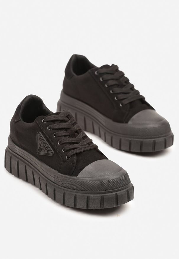 Born2be - Czarne Sneakersy Vices na Grubej Podeszwie z Geometryczną Aplikacją Leanae. Okazja: na co dzień. Zapięcie: sznurówki. Kolor: czarny. Materiał: jeans. Wzór: aplikacja, geometria