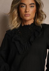 Renee - Czarna Bluzka z Bawełny Zdobiona Ażurowym Haftem i Falbaną Nevole. Okazja: na co dzień. Kolor: czarny. Materiał: bawełna. Długość rękawa: długi rękaw. Długość: długie. Wzór: aplikacja, ażurowy, haft. Styl: elegancki, casual