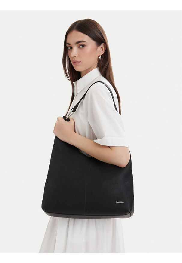 Calvin Klein Torebka Slouchy Leather Md Shoulder Bag LV04F3543G Czarny. Kolor: czarny. Materiał: skórzane