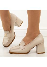 POTOCKI - Beżowe półbuty damskie na słupku Potocki 12783. Okazja: na spotkanie biznesowe, na ślub cywilny, na wesele, na imprezę. Kolor: czarny. Szerokość cholewki: normalna. Wzór: aplikacja. Materiał: skóra. Sezon: wiosna, jesień, lato. Obcas: na słupku. Styl: biznesowy, elegancki, klasyczny. Wysokość obcasa: średni #1