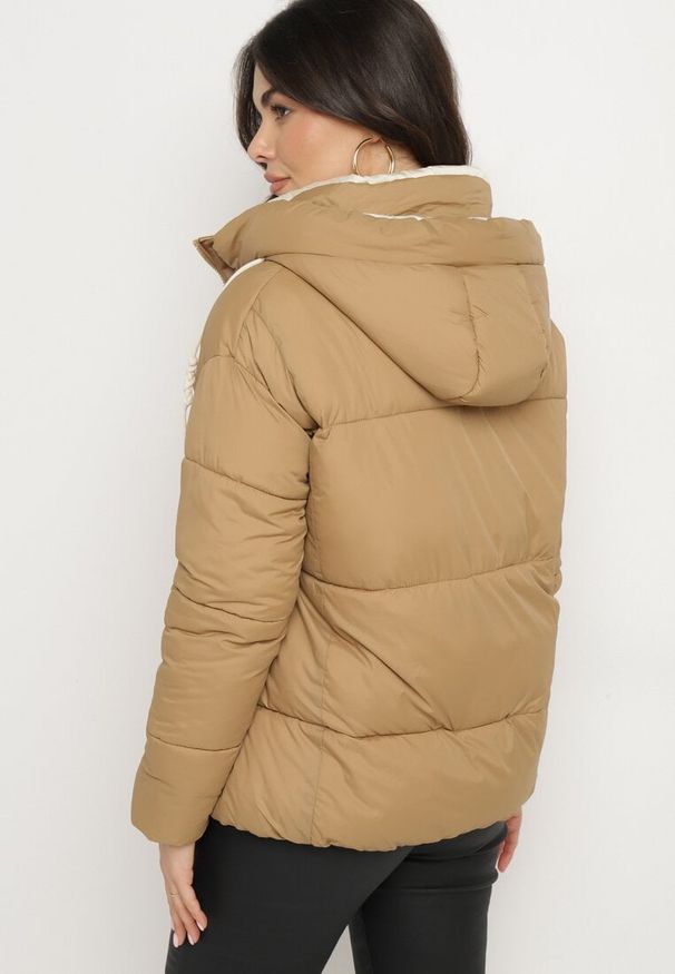 Born2be - Jasnobeżowa Pikowana Kurtka o Pudełkowym Kroju z Kapturem i Kieszeniami Alissan. Typ kołnierza: kaptur. Kolor: beżowy. Materiał: jeans. Sezon: zima