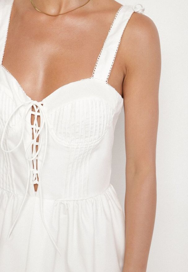 Born2be - Biała Bawełniana Sukienka Vices w Rustykalnym Stylu z Wiązaniem Fenavira. Okazja: na co dzień. Kolor: biały. Materiał: bawełna. Długość rękawa: na ramiączkach. Wzór: aplikacja. Styl: casual