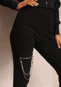 Renee - Czarne Spodnie Dresowe z Łańcuchem Assion. Kolor: czarny. Materiał: dresówka