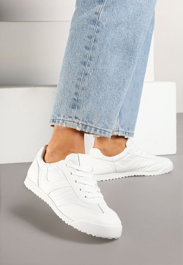 Renee - Białe Sneakersy Typu Tenisówki z Kontrastowymi Wstawkami Feladith. Okazja: na co dzień. Kolor: biały. Materiał: jeans. Szerokość cholewki: normalna. Obcas: na obcasie. Wysokość obcasa: niski. Sport: golf