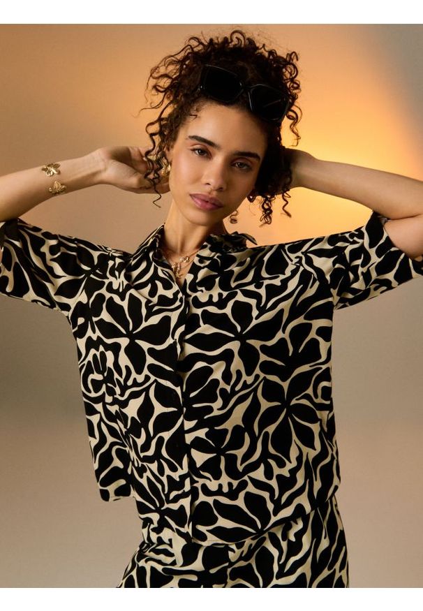 Sinsay - Wiskozowa koszula regular fit z krótkim rękawem - czarny. Kolor: czarny. Materiał: wiskoza. Długość rękawa: krótki rękaw. Długość: krótkie