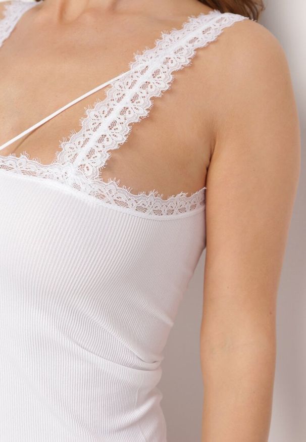 Born2be - Biały Top na Ramiączkach Ozdobiony Koronką Elati. Okazja: na co dzień. Typ kołnierza: dekolt w serek. Kolor: biały. Materiał: koronka. Długość rękawa: na ramiączkach. Wzór: aplikacja, koronka. Styl: elegancki, casual