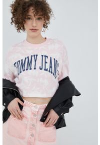 Tommy Jeans t-shirt bawełniany kolor różowy. Kolor: różowy. Materiał: bawełna. Długość rękawa: krótki rękaw. Długość: krótkie. Wzór: nadruk