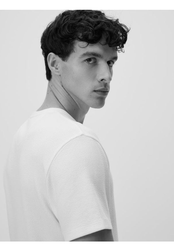 Reserved - Strukturalny t-shirt slim - złamana biel. Materiał: dzianina, bawełna