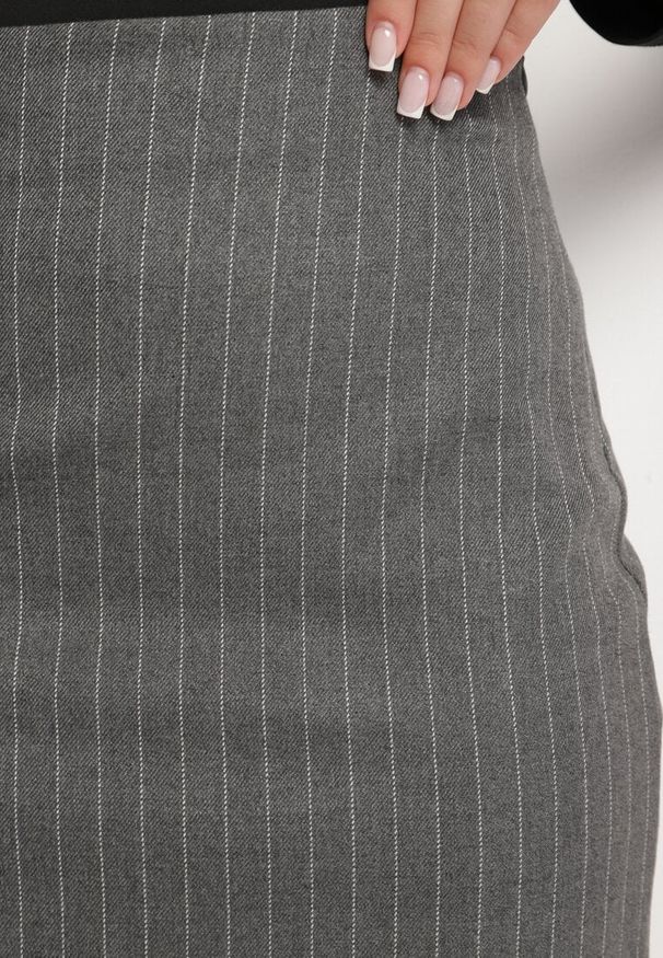 Born2be - Ciemnoszara Ołówkowa Spódnica z Wiskozą Ozdobiona Paskami Zozicea. Okazja: na co dzień. Kolor: szary. Materiał: wiskoza. Wzór: aplikacja. Sezon: wiosna, lato. Styl: klasyczny, casual, elegancki