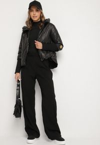 Born2be - Czarna Kurtka z Pikowanymi Przeszyciami o Pudełkowym Kroju Tacholla. Okazja: na co dzień, na spacer. Kolor: czarny. Materiał: jeans. Wzór: aplikacja. Styl: casual #5