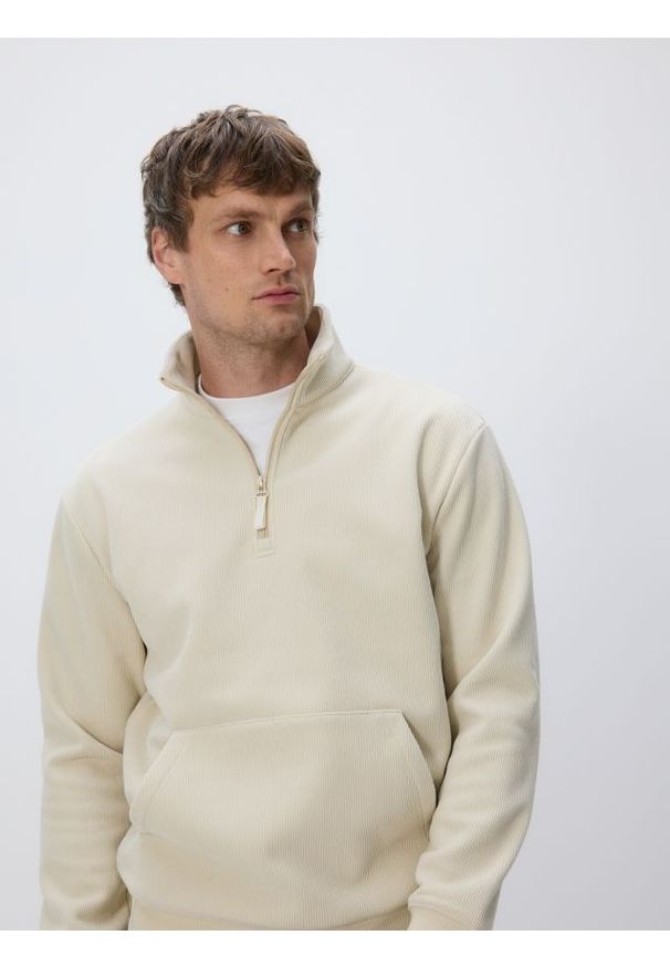 Reserved - Bluza z wysoką stójką - beżowy. Typ kołnierza: kołnierzyk stójkowy. Kolor: beżowy. Materiał: dzianina