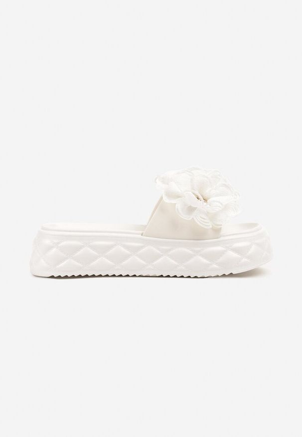 Born2be - Białe Klapki na Grubej Pikowanej Podeszwie z Kwiatem 3D Santhiel. Okazja: na co dzień. Kolor: biały. Materiał: jeans. Wzór: kwiaty. Styl: klasyczny, elegancki, casual