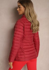 Renee - Bordowa Kurtka Ozdobiona Pikowaniem i Kieszeniami na Suwak Mivuria. Okazja: na co dzień. Kolor: czerwony. Materiał: jeans. Wzór: aplikacja. Styl: casual, elegancki