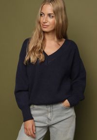 Born2be - Granatowy Sweter z Kaszmirem z Dekoltem w Serek Plenae. Okazja: na co dzień. Typ kołnierza: dekolt w serek. Kolor: niebieski. Materiał: kaszmir. Styl: klasyczny, casual, elegancki