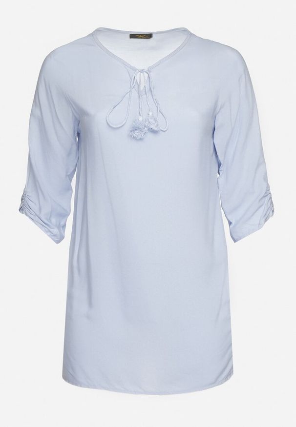 Born2be - Jasnoniebieska Wiązana Tunika Ozdobiona Troczkami Eviras. Okazja: na co dzień. Kolor: niebieski. Materiał: jeans, skóra. Wzór: aplikacja. Styl: elegancki, casual