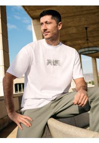4f - T-shirt oversize z bawełny organicznej męski 4F x Robert Lewandowski. Kolor: biały. Materiał: bawełna. Długość: długie. Wzór: nadruk