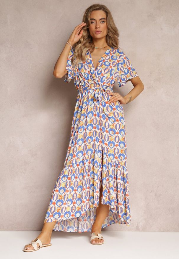 Renee - Niebieska Sukienka z Wiskozy i Kopertowym Dekoltem w Fantazyjny Print Abai. Kolor: niebieski. Materiał: wiskoza. Wzór: nadruk. Sezon: lato. Typ sukienki: kopertowe