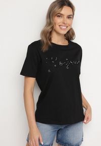 Born2be - Czarny T-shirt z Bawełny o Kroju Oversize z Haftem i Cekinami Uliowena. Okazja: na co dzień, na spacer. Kolor: czarny. Materiał: bawełna. Wzór: haft. Sezon: lato. Styl: casual #6