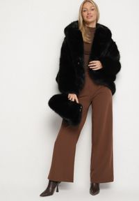 Born2be - Czarna Kurtka Futerko Oversize z Kapturem Unillea. Okazja: na co dzień. Typ kołnierza: kaptur. Kolor: czarny. Materiał: futro. Styl: elegancki, casual #3