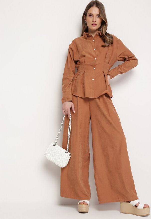 Born2be - Brązowy Komplet Koszula z Guzikami Wiązana w Talii i Szerokie Spodnie Coralias. Kolor: brązowy. Materiał: bawełna, materiał
