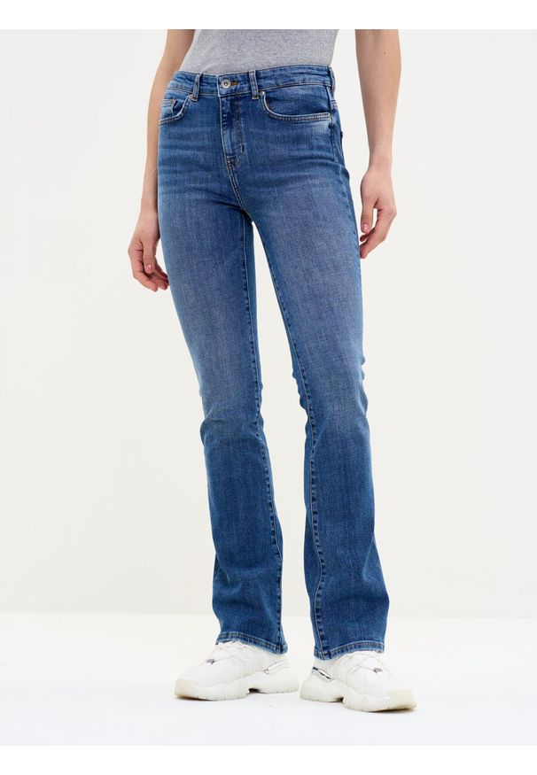 Big-Star - Spodnie jeans damskie Adela Bootcut 386. Kolor: niebieski. Długość: długie. Styl: klasyczny, elegancki