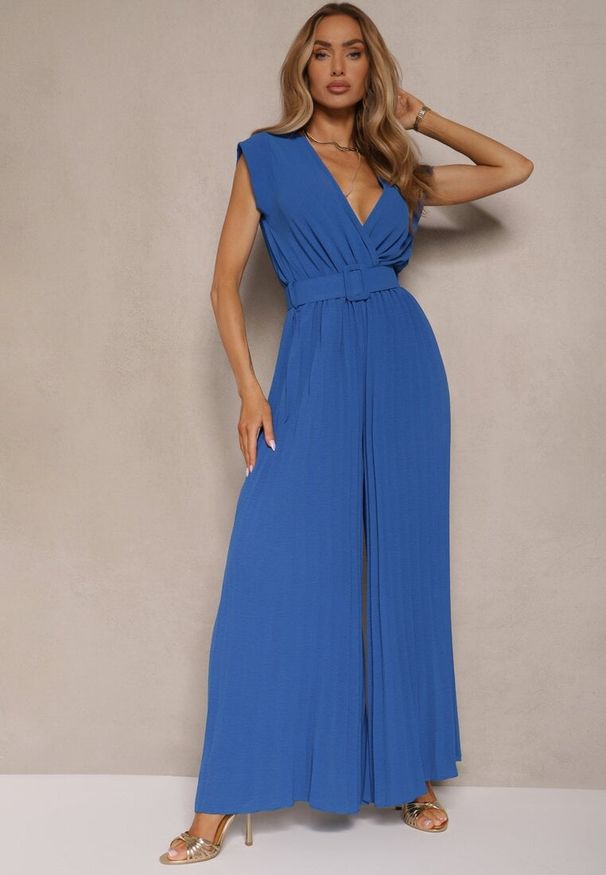 Renee - Niebieski Kopertowy Kombinezon Wide Leg Zdobiony Plisami i Paskiem z Klamrą Salirella. Okazja: na co dzień. Kolor: niebieski. Wzór: aplikacja. Styl: elegancki, casual