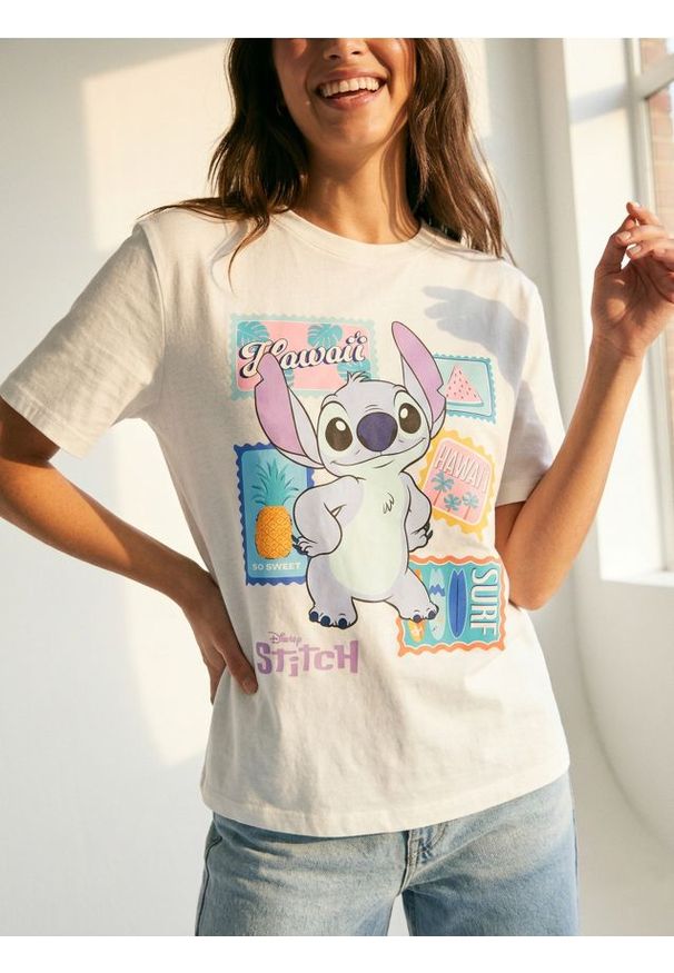 Sinsay - Bawełniana koszulka z nadrukiem Stitch - kremowy. Kolor: kremowy. Materiał: bawełna. Wzór: nadruk