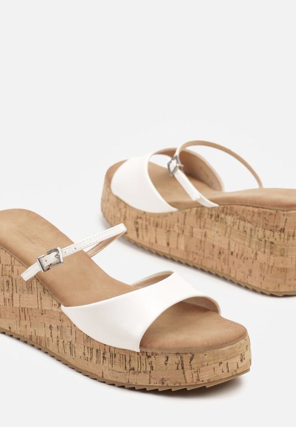 Born2be - Białe Klapki na Korkowym Koturnie z Ozdobnym Paskiem Ridinaria. Okazja: na co dzień. Kolor: biały. Materiał: jeans. Sezon: lato. Obcas: na koturnie. Styl: casual