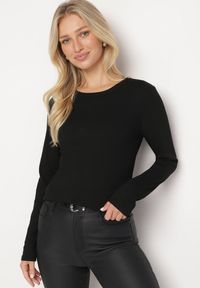 Born2be - Czarna Klasyczna Bluzka z Bawełną o Kroju Longsleeve Romara. Okazja: na spotkanie biznesowe, do pracy, na co dzień. Kolor: czarny. Materiał: bawełna. Długość rękawa: długi rękaw. Styl: klasyczny