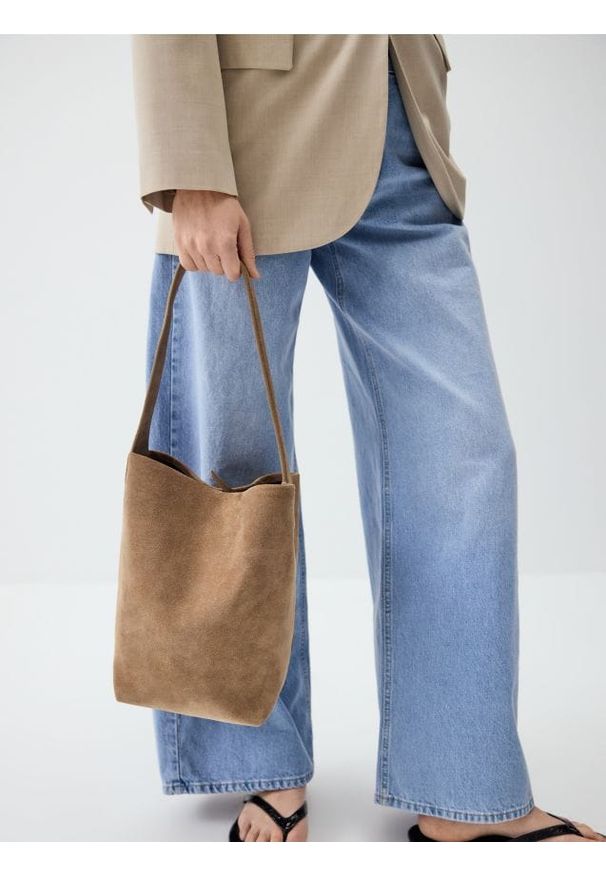 Reserved - Zamszowa torebka hobo - beżowy. Kolor: beżowy. Materiał: zamszowe