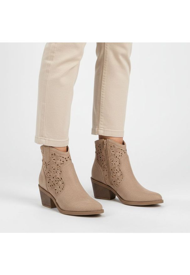 Botki damskie S.Barski,cholewka z materiału ażurowe wycięcia na bokach zamek po wewnętrznej stronie smukły fason wyprofilowany obcas stabilna bryła d. Okazja: na co dzień. Zapięcie: zamek. Kolor: beżowy. Szerokość cholewki: normalna. Wzór: ażurowy. Materiał: materiał. Obcas: na obcasie. Styl: casual, elegancki. Wysokość obcasa: średni
