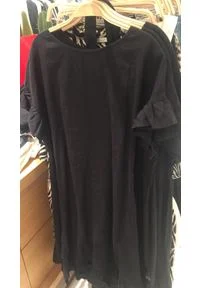 Bawełniana sukienka z falbankami przy rękawach Oui (Outlet). Typ kołnierza: kołnierz z falbankami. Kolor: czarny. Materiał: bawełna #1