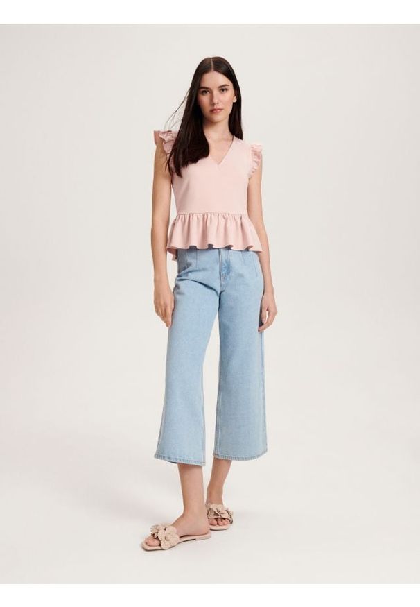 Reserved - T-shirt regular z falbankami - pastelowy róż. Typ kołnierza: kołnierz z falbankami. Kolor: różowy. Materiał: poliester, wiskoza, dzianina