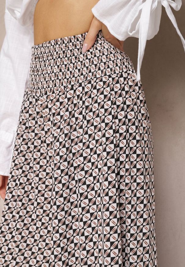 Renee - Czarno-Beżowe Spodnie High Waist z Bawełny z Rozszerzanymi Nogawkami i Gumką Nereialla. Stan: podwyższony. Kolor: czarny. Materiał: bawełna. Wzór: aplikacja