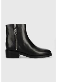 MICHAEL Michael Kors botki skórzane Regan damskie kolor czarny na płaskim obcasie 40F3RGME5L. Nosek buta: okrągły. Kolor: czarny. Materiał: skóra. Obcas: na obcasie. Wysokość obcasa: niski