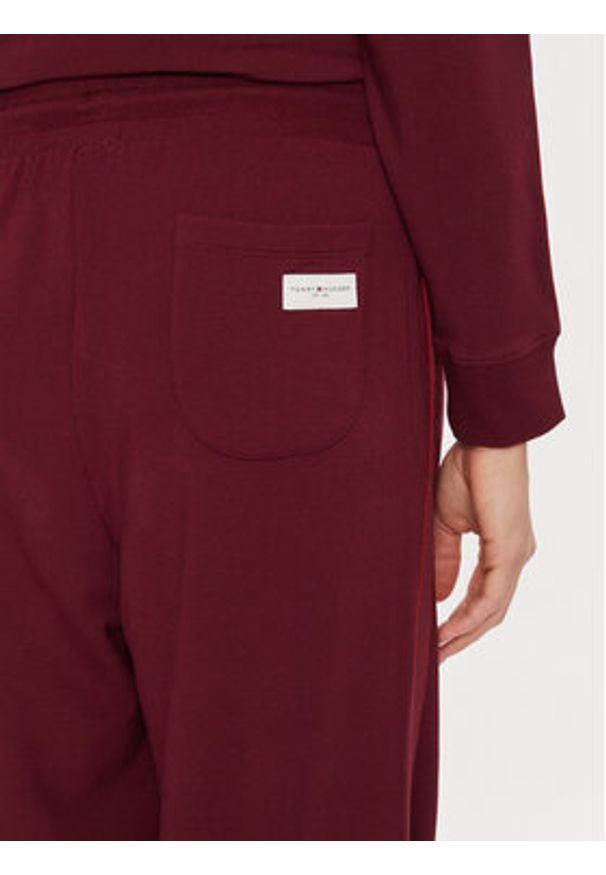 TOMMY HILFIGER - Tommy Hilfiger Spodnie dresowe UW0UW04771 Bordowy Relaxed Fit. Kolor: czerwony. Materiał: dresówka