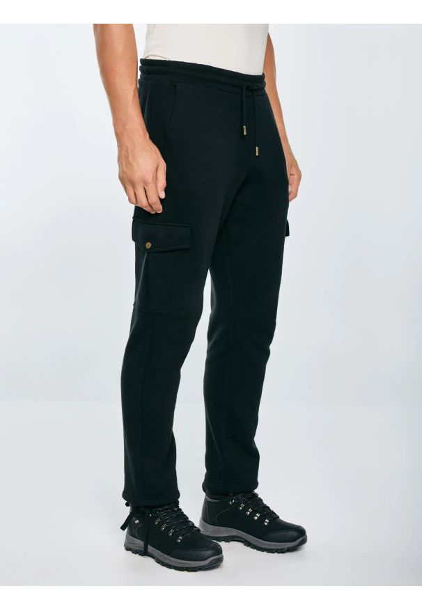 Big-Star - Spodnie męskie dresowe z kieszeniami cargo czarne Jagmurp 906. Kolor: czarny. Materiał: dresówka. Wzór: ze splotem
