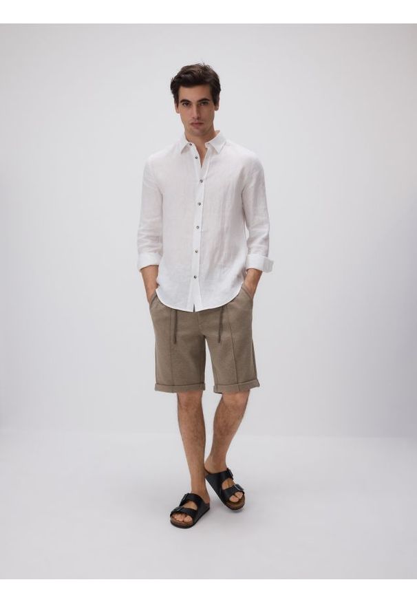 Reserved - Szorty regular fit - beżowy. Kolor: beżowy. Materiał: bawełna, dzianina