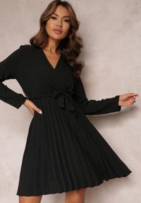 Renee - Czarna Sukienka Plisowana z Materiałowym Paskiem Jaresa. Okazja: na randkę, na imprezę. Kolor: czarny. Materiał: materiał. Styl: elegancki