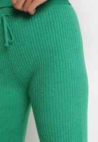 Born2be - Zielone Spodnie Dresowe z Szerokimi Prążkowanymi Nogawkami Romese. Kolor: zielony. Materiał: dresówka, prążkowany. Sezon: zima