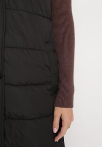 Born2be - Czarna Długa Kamizelka Bezrękawnik z Klasycznym Pikowaniem i Kapturem Shin. Typ kołnierza: golf. Kolor: czarny. Materiał: dzianina, jeans. Długość rękawa: bez rękawów. Długość: długie. Styl: klasyczny #2