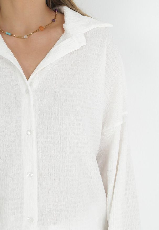 Born2be - Biały 2-częściowy Komplet z Koszulą i Spodniami z Tłoczonej Tkaniny Benneta. Kolor: biały. Materiał: tkanina