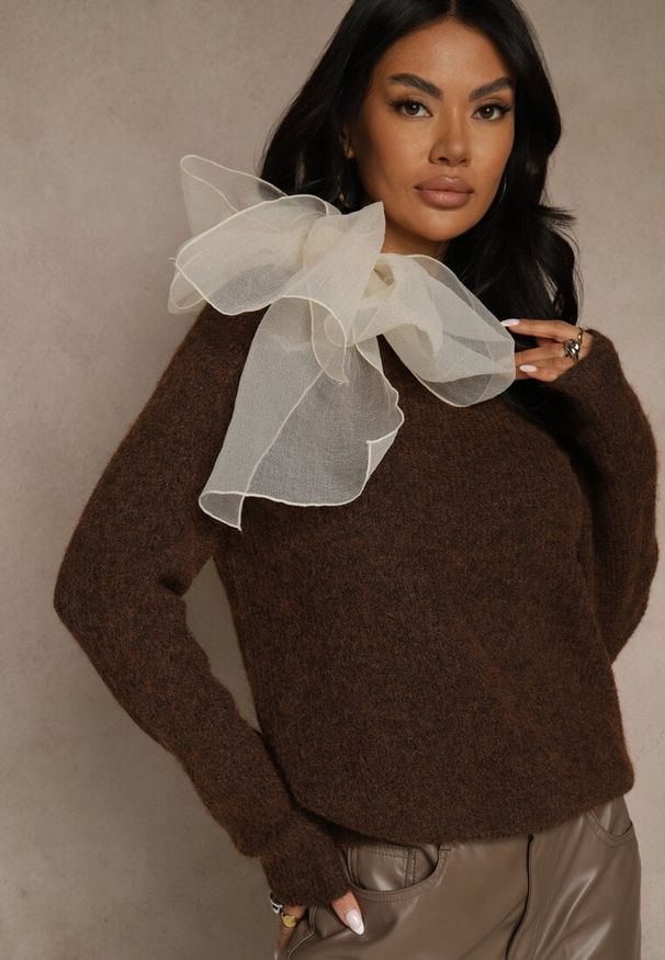 Renee - Brązowy Sweter z Dodatkiem Wełny Ozdobiony przy Szyi Wiązaniem Tusmele. Kolor: brązowy. Materiał: wełna. Wzór: aplikacja. Styl: elegancki