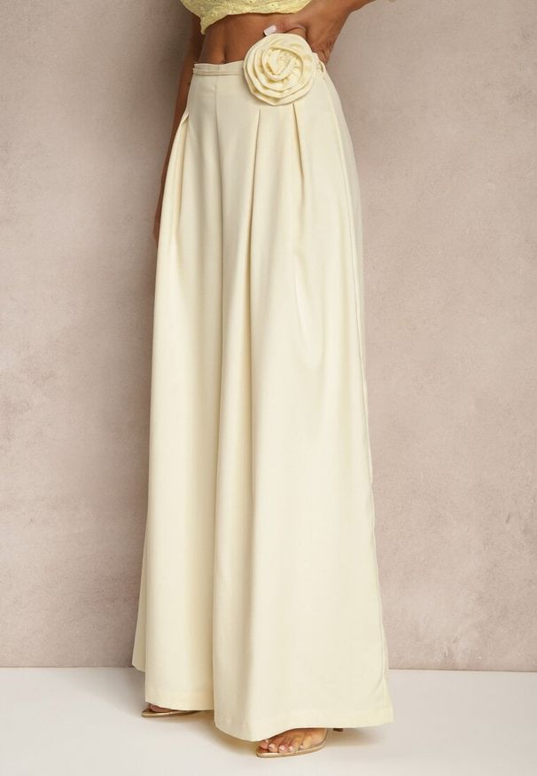 Renee - Żółte Spodnie o Szerokim Kroju High Waist z Kwiatem 3D Firalisse. Okazja: na co dzień. Stan: podwyższony. Kolor: żółty. Wzór: kwiaty. Styl: casual, klasyczny, elegancki