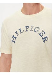 TOMMY HILFIGER - Tommy Hilfiger T-Shirt Arched MW0MW34432 Beżowy Regular Fit. Kolor: beżowy. Materiał: bawełna #3